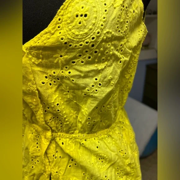 Bright yellow lace tank top - Picture 2 of 4